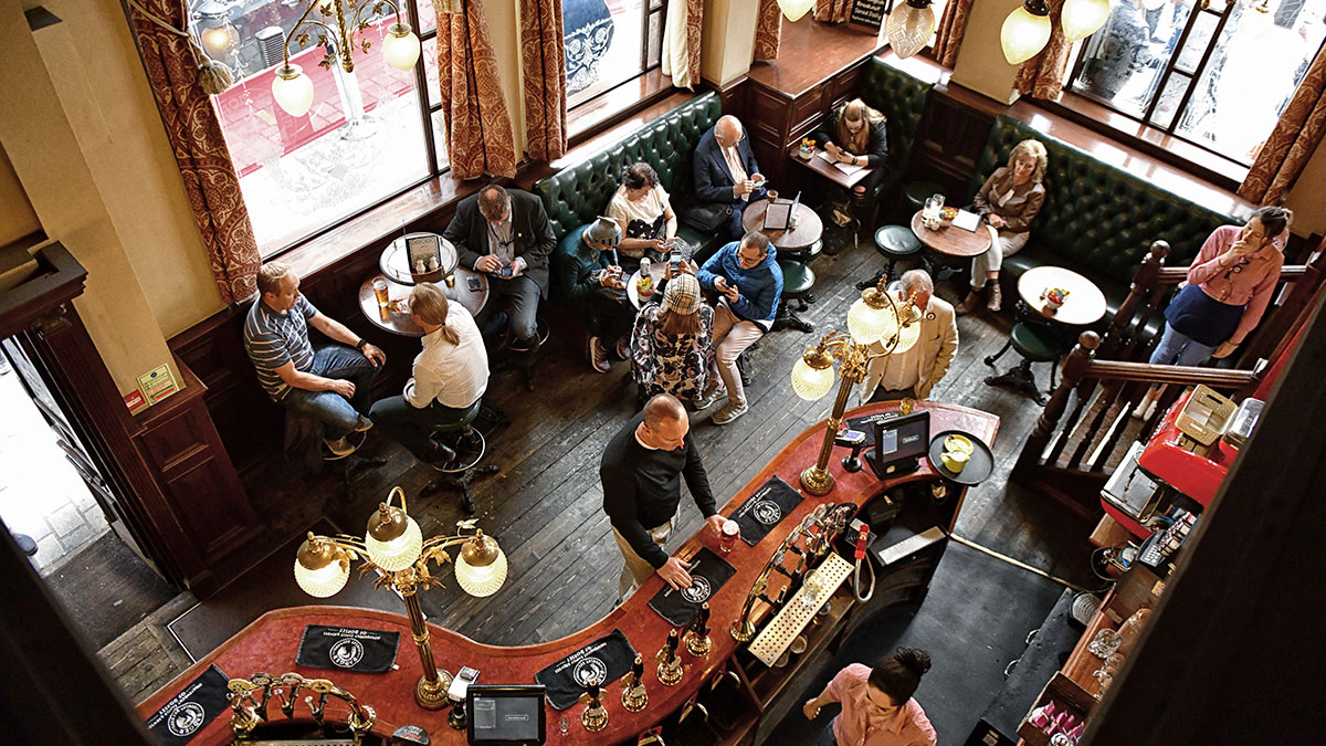 St Stephen's Tavern bar 2
