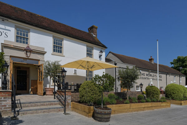 world’s-end-patching-worthing-pub-exterior-front-2
